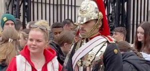 Mέλος της Bασιλικής Φρουράς του Μπάκιγχαμ φωνάζει σε τουρίστρια «μη με ακουμπάς»