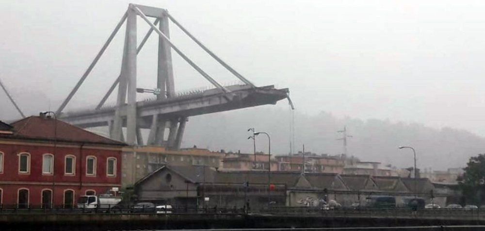 Κατέρρευσε γέφυρα στη Γένοβα - Αυτοκίνητα έπεσαν στο κενό