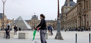 Τέλος τα ηλεκτρικά πατίνια στο Παρίσι