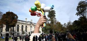 Διχάζει γλυπτό του Τζεφ Κούνς για τα θύματα του Μπατακλάν στο Παρίσι