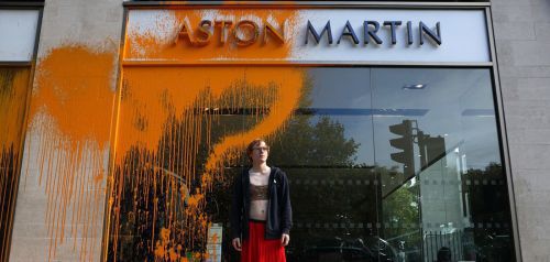 Ακτιβιστές ψέκασαν βιτρίνα της Aston Martin στο Λονδίνο