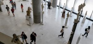 Μουσείο Ακρόπολης: Επισκέπτης αφόδευσε κοντά στα εκθέματα της Αθηνάς Νίκης