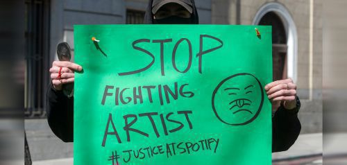 Μουσικοί διαδηλώνουν έξω από τα γραφεία του Spotify