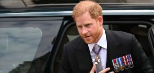 Πρίγκιπας Χάρι: Θα καθίσει 10 σειρές πίσω από την υπόλοιπη βασιλική οικογένεια στη στέψη του Καρόλου