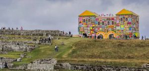 Βρετανία: Μια όλο χρώμα ερμηνεία της αρχικής πύλης στο ρωμαϊκό οχυρό