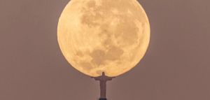 Το άγαλμα του Ιησού στο Ρίο «σηκώνει» το φεγγάρι στα χέρια
