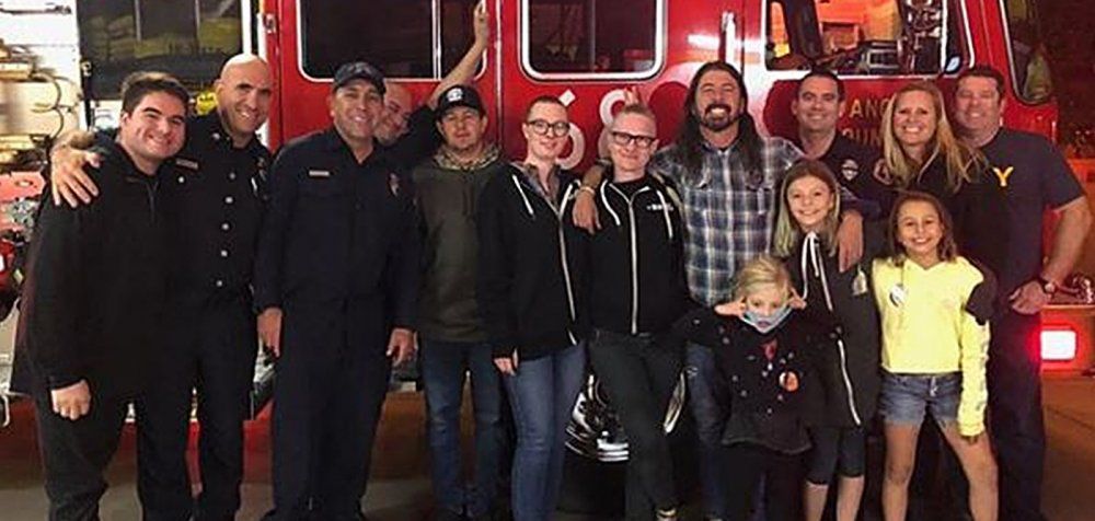 Ο Dave Grohl έκανε BBQ για τους πυροσβέστες στην Καλιφόρνια
