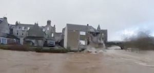 Ξενοδοχείο καταρρέει από πλημμύρες στη Σκωτία