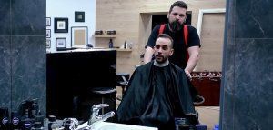 «The Barber Show» με τον Σπύρο Γραμμένο: Κουρεύοντας τον Πάνο Μουζουράκη
