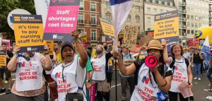 Βρετανία: Nοσηλευτές και νοσηλεύτριες απεργούν για πρώτη φορά σε 106 χρόνια!