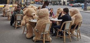 Καφές συντροφιά με τεράστιους αρκούδους στο Παρίσι, για απόσταση ασφαλείας!