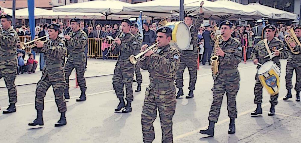 Ο ελληνικός στρατός αγκαλιάζει το εγχώριο τραγούδι