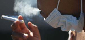 Ο καπνός του τσιγάρου κάνει τα κύτταρα πιο ευάλωτα στον κορονοϊό