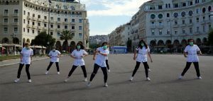 «Jerusalema» χόρεψαν φαρμακοποιοί της Θεσσαλονίκης στην πλατεία Αριστοτέλους