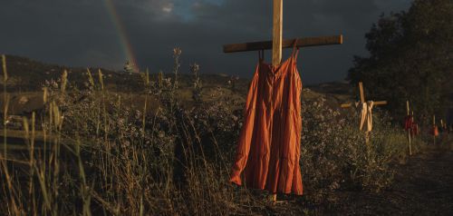Βραβείο World Press Photo: Μια φωτογραφία με φορέματα κρεμασμένα σε σταυρούς
