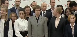 Αλλάζουν τον ψηλό που έκρυβε τον Πούτιν με μια κοντή
