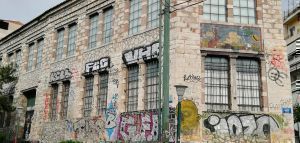 Καθάρισε από τα γκράφιτι το ιστορικό κτήριο Πιλ-Πουλ