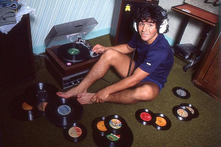 diego maradona withvinylrecords in1980