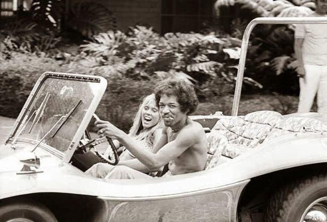 Jimi-Hendrix-driving-a-dune-buggy-1968