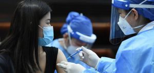 Η Κίνα εμβολιάζει «δύο Ελλάδες» την ημέρα!
