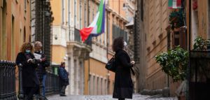 Η Ιταλία χαλαρώνει τα μέτρα, αλλά με φόβο
