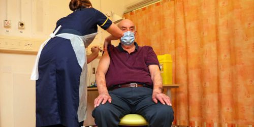 82χρονος Βρετανός ο πρώτος που έλαβε το νέο εμβόλιο της Οξφόρδης / AstraZeneca