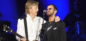Ο McCartney καλεί  τον Ringo Starr στη σκηνή και παίζουν Beatles