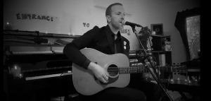 Ο Chris Martin των Coldplay παίζει το «Shelter From the Storm» του Dylan