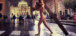Συνελήφθη γυμνή στο Βατικανό η Βελγίδα που προκαλεί σε μνημεία