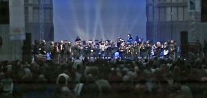 Η Λαϊκή Ορχήστρα «Μίκης Θεοδωράκης» στο Παλαί ντε Σπορ για τους πυρόπληκτους της Ηλείας (2008)
