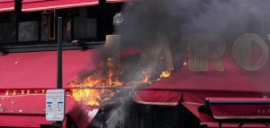 Παρίσι: Διαδηλωτές έβαλαν φωτιά στο αγαπημένο εστιατόριο του Μακρόν