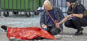 Ουκρανία: Πατέρας κρατάει το χέρι του νεκρού παιδιού του επί δύο ώρες