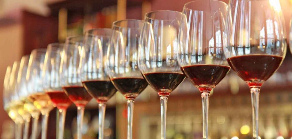 Καμία οινοπαραγωγός χώρα δεν έχει βάλει φόρο στο κρασί