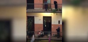 Ιταλία: Έσβησε κεράκια στο μπαλκόνι και οι γείτονες τραγουδούσαν «Να ζήσεις»