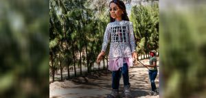 Η μικρή Αμάλ, μια ασυνόδευτη προσφυγοπούλα - κούκλα και το ταξίδι της