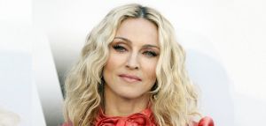 Η Madonna σκηνοθετεί τη βιογραφία της