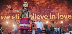 Οι Elbow, η μικρή Αμάλ και χορωδία προσφύγων στη σκηνή του Φεστιβάλ Γκλάστονμπερι