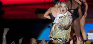 Robbie Williams: Επιστρέφει στη Μαλακάσα και στέλνει ένα μήνυμα στους Έλληνες