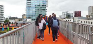 Ένας πορτοκαλί πεζόδρομος γεφυρώνει στέγες κτηρίων στο Ρότερνταμ