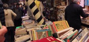 Βιβλιοπωλείο πλημμυρίζει αλλά τα βιβλία του παραμένουν στεγνά