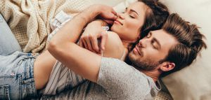 Γιατί τα ζευγάρια που κοιμούνται μαζί βλέπουν περισσότερα όνειρα
