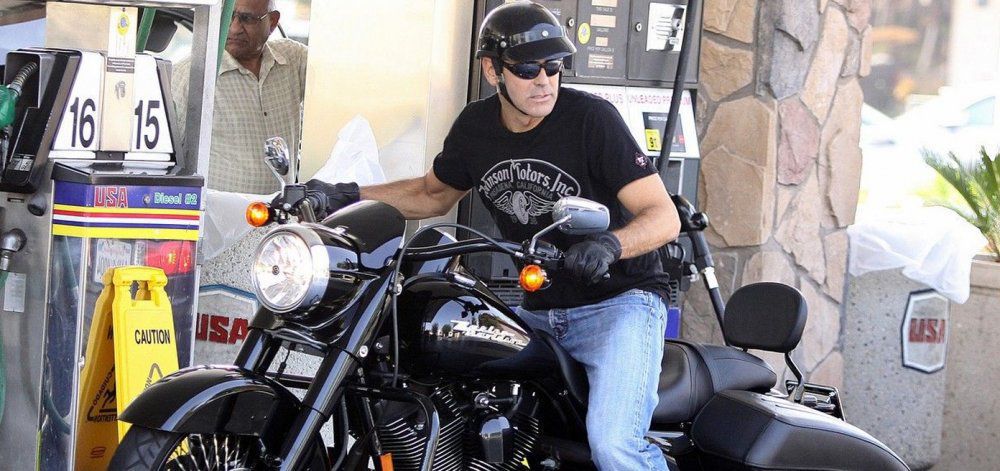 Ο Τζορτζ Κλούνεϊ πουλά Harley σε δημοπρασία