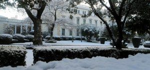 Με χιόνι έχει καλυφθεί η αυλή του Προεδρικού μεγάρου
