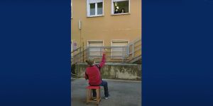 81χρονος παίζει ακορντεόν στη σύζυγό του, έξω από το παράθυρο του νοσοκομείου