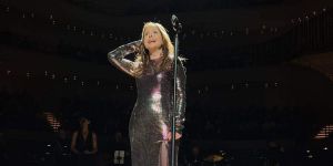 Βίκυ Λέανδρος: Έπεσε από τη σκηνή σε συναυλία της