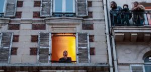 Γάλλος τενόρος δίνει καθημερινά συναυλίες από το μπαλκόνι
