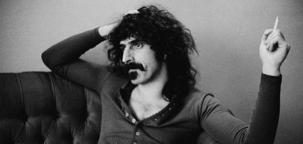Σαν σήμερα σακάτεψαν τον Frank Zappa επί σκηνής