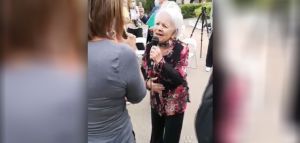 Η Μαίρη Λίντα τραγουδάει σε εκδήλωση του Γηροκομείου