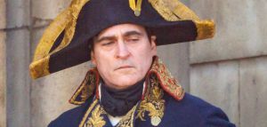 Ο Χόακιν Φίνιξ ως «Napoleon» στο πρώτο τρέιλερ της ταινίας