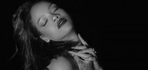 Ρίξτε τη ζαριά σας στο γυμνό κορμί της Rihanna